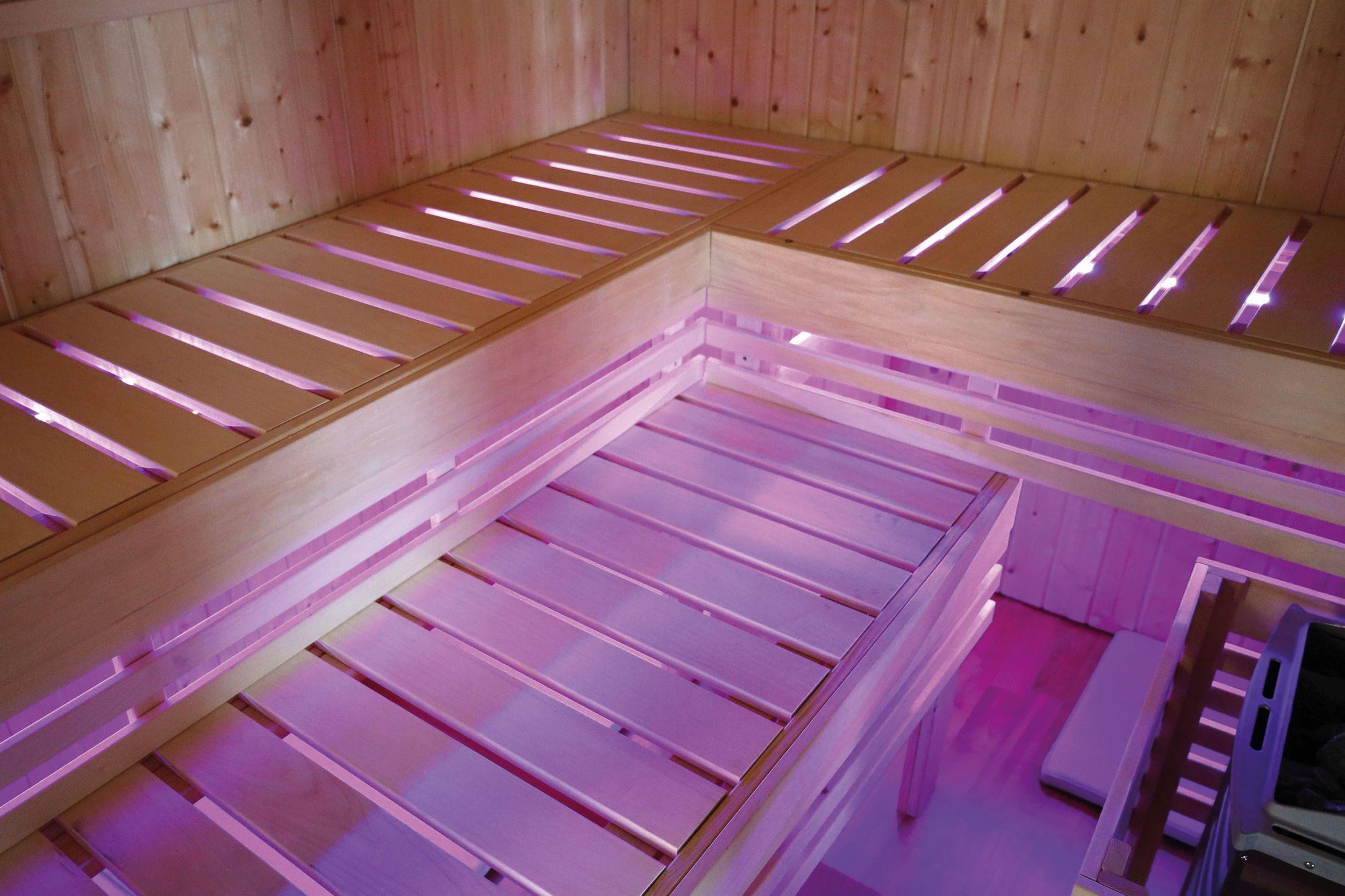 Innensauna Rommo mit 9 kW Ofen BIO 9 und Huum Wifi Steuerung natur